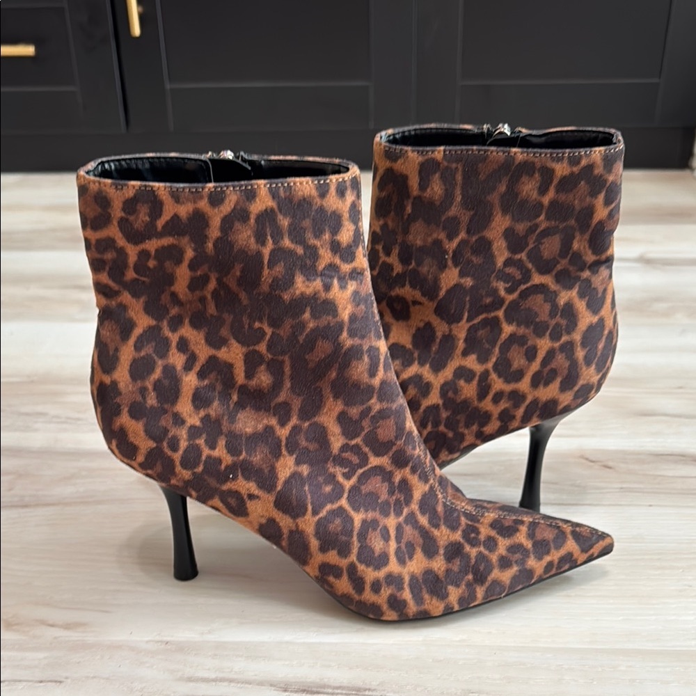 Nine West Leopard Print Pointed Toe Heeled Booties Size 8 NWOT